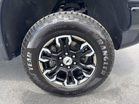 Used 2023 Chevrolet Silverado 1500 ZR2 w/ Technology Package AWD/4WD image 9