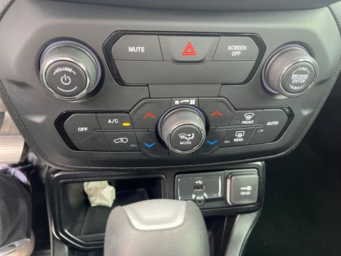 Used 2018 Jeep Renegade Latitude FWD image 22