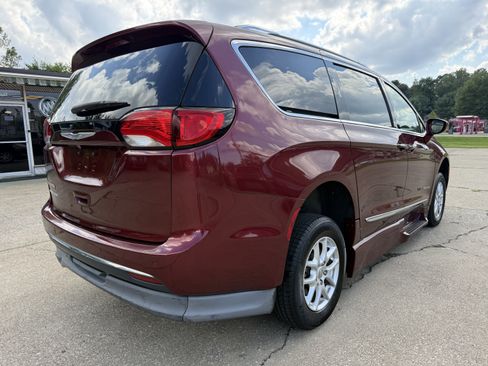 Used 2020 Chrysler Pacifica Touring-L FWD image 5
