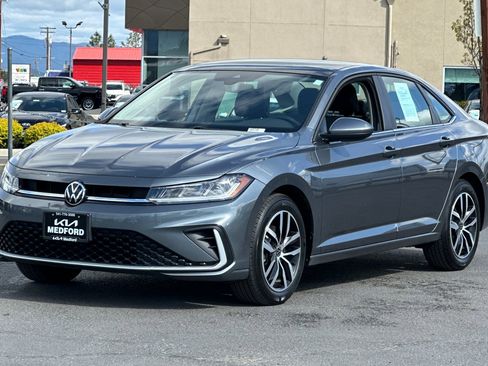 Used 2025 Volkswagen Jetta SE FWD image 9