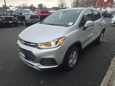 Used 2022 Chevrolet Trax LT w/ LT Convenience Package image 3