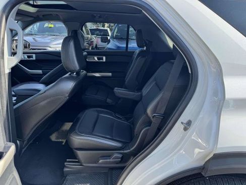 Certified 2022 Ford Explorer Limited w/ Equipment Group 301A image 7