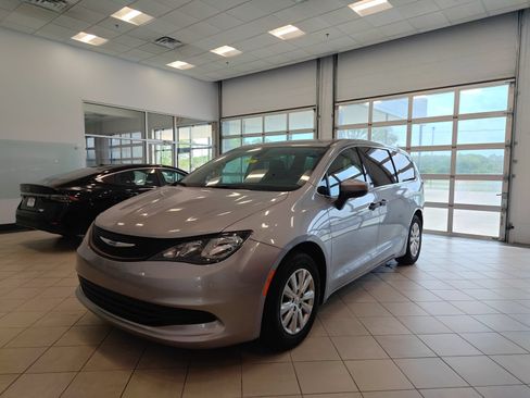 Used 2020 Chrysler Voyager L FWD image 5