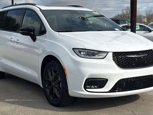 New 2026 Chrysler Pacifica Limited image 3