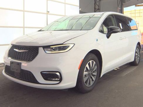 Used 2024 Chrysler Pacifica Select image 32