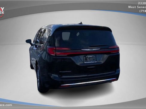 Used 2024 Chrysler Pacifica Touring-L image 7