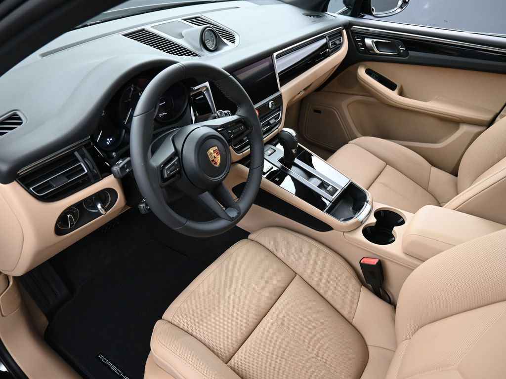 Certified 2026 Porsche Macan AWD/4WD image 4