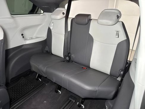 Used 2021 Toyota Sienna XSE FWD image 27