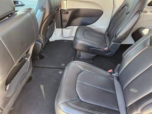 Used 2024 Chrysler Pacifica Touring-L image 29