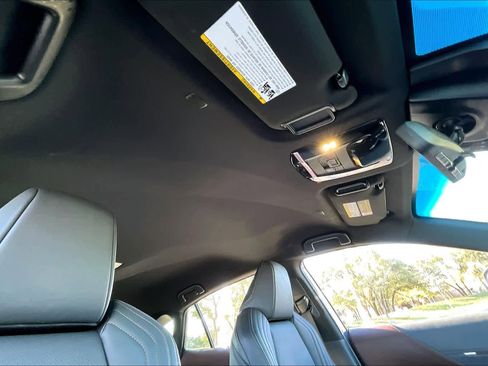 Used 2024 Toyota Venza Limited image 13