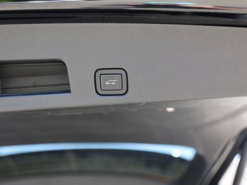 Used 2025 GMC Acadia Elevation AWD/4WD image 15