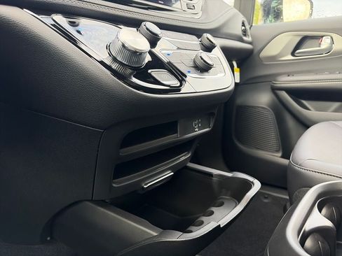 New 2027 Chrysler Pacifica Select FWD image 27