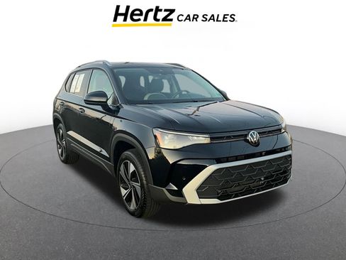 Used 2025 Volkswagen Taos SE image 1