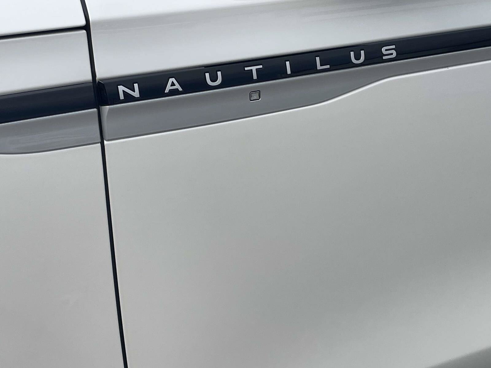Certified 2024 Lincoln Nautilus Reserve w/ Equipment Group 202A AWD/4WD image 10