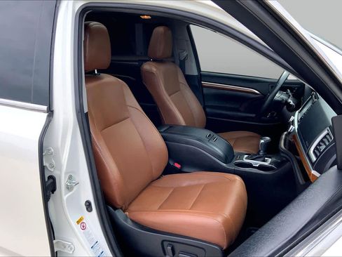 Used 2018 Toyota Highlander Limited Platinum AWD/4WD image 9