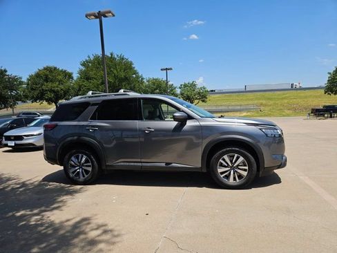 Used 2023 Nissan Pathfinder SL FWD image 4