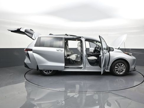 Used 2025 Toyota Sienna XLE image 29