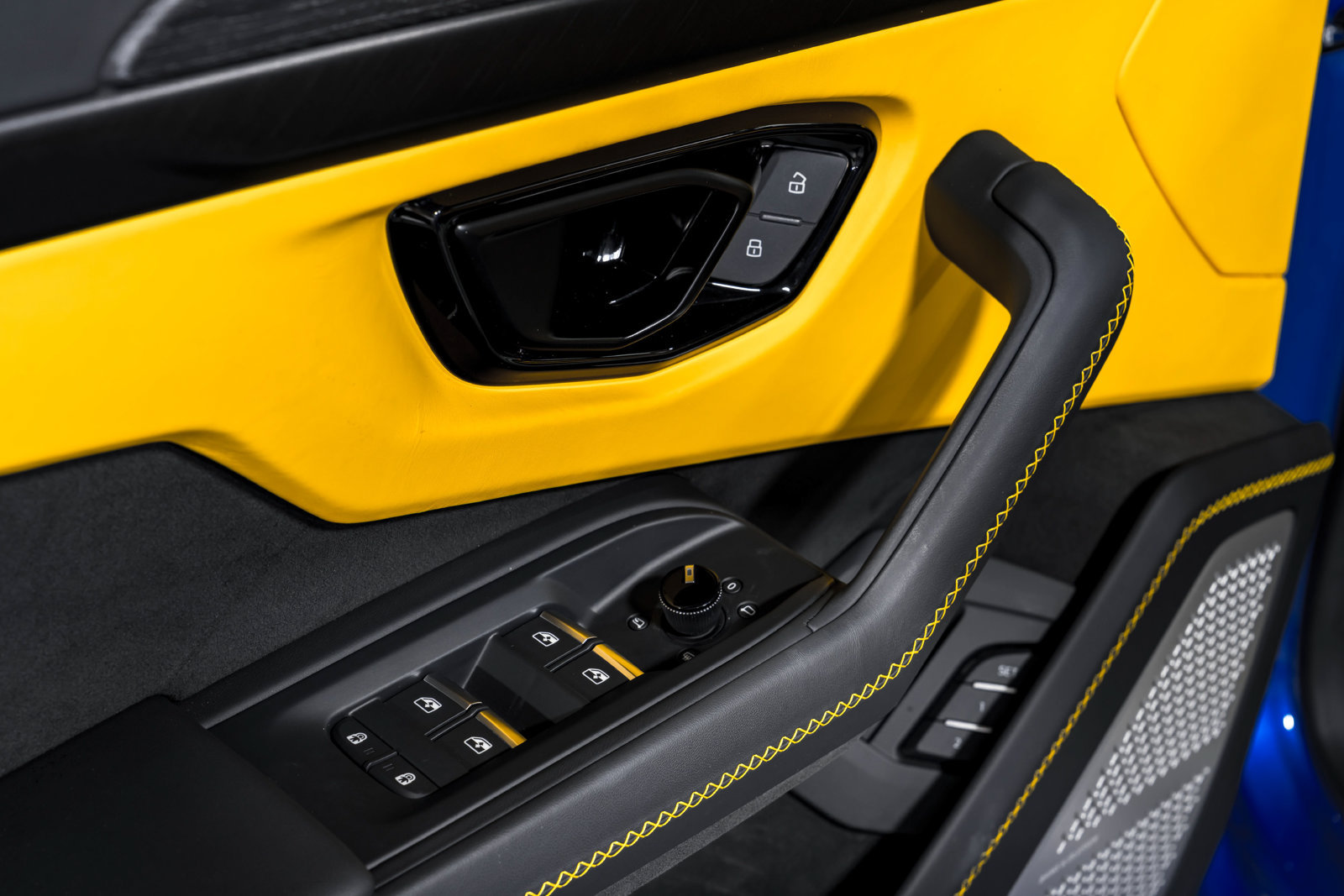 Used 2025 Lamborghini Urus SE AWD/4WD image 10