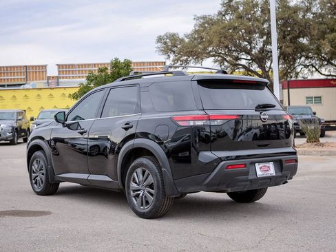 Used 2023 Nissan Pathfinder SV w/ Black Appearance Package image 6