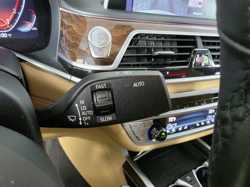 Used 2021 BMW 740i w/ M Sport Package RWD image 11