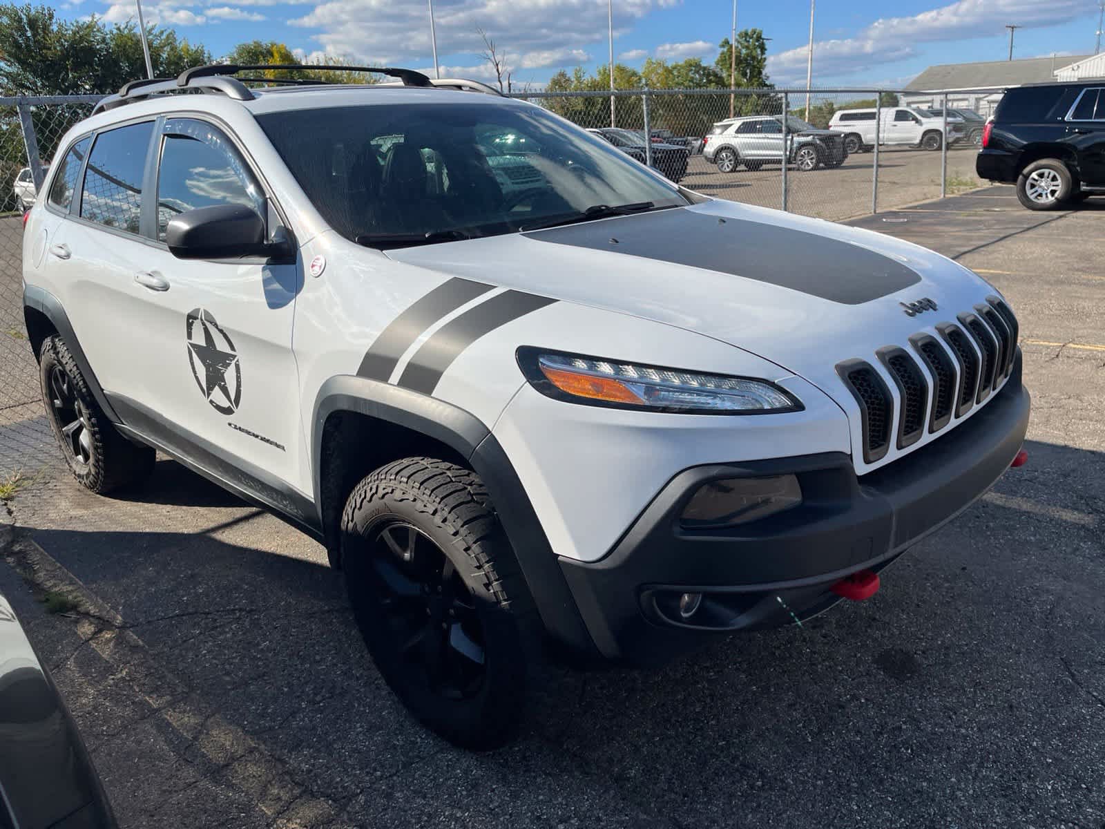 Used 2017 Jeep Cherokee Trailhawk w/ Comfort & Convenience Group AWD/4WD image 14