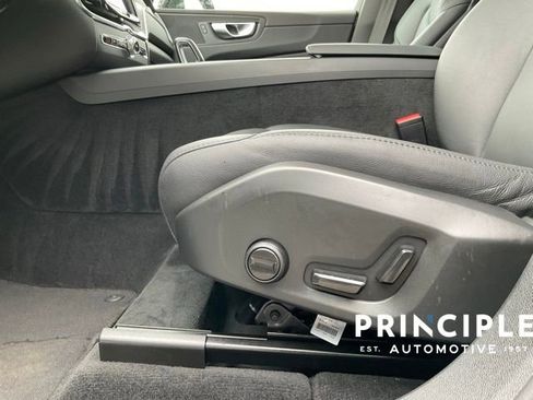 Certified 2025 Volvo XC60 B5 Core image 15