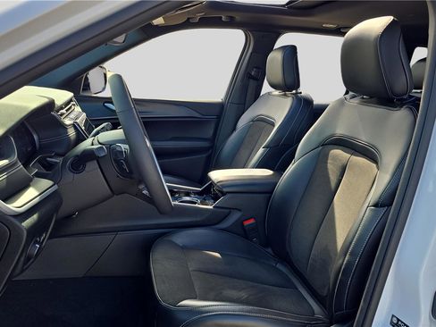 Used 2023 Jeep Grand Cherokee Altitude image 11