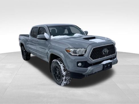 Used 2018 Toyota Tacoma TRD Sport image 3