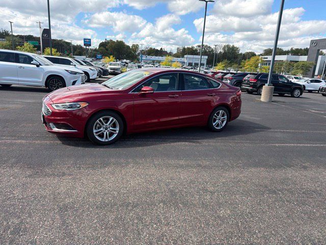Used 2018 Ford Fusion SE w/ Fusion SE Technology Package FWD image 2