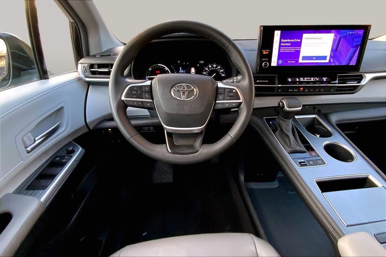 Used 2025 Toyota Sienna XLE FWD image 6