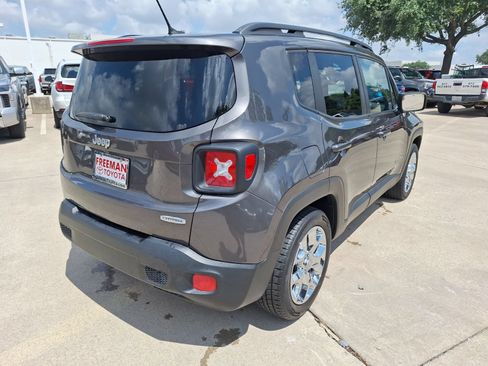 Used 2017 Jeep Renegade Latitude w/ Popular Equipment Group FWD image 6