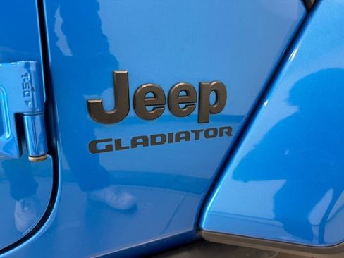 Used 2022 Jeep Gladiator Willys image 39