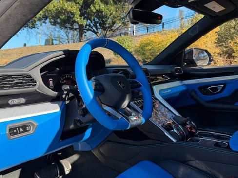 Used 2022 Lamborghini Urus image 13