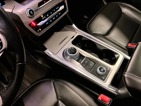 Used 2022 Ford Explorer XLT w/ Equipment Group 202A image 21