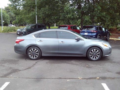 Used 2017 Nissan Altima 2.5 SV FWD image 6