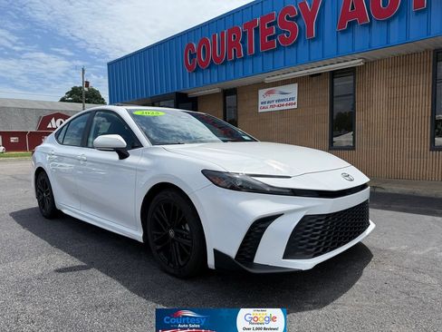 Used 2025 Toyota Camry SE FWD image 1