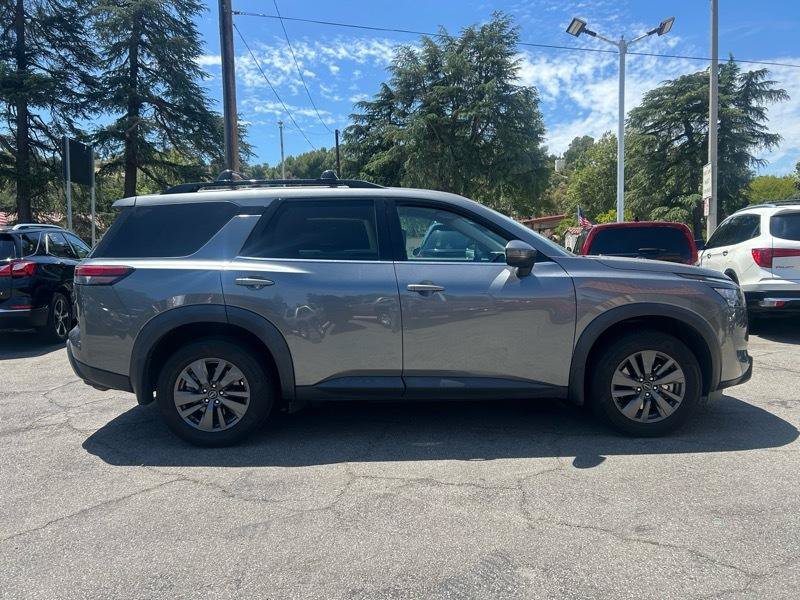 Used 2024 Nissan Pathfinder SV w/ Lighting Package (N92) FWD image 3