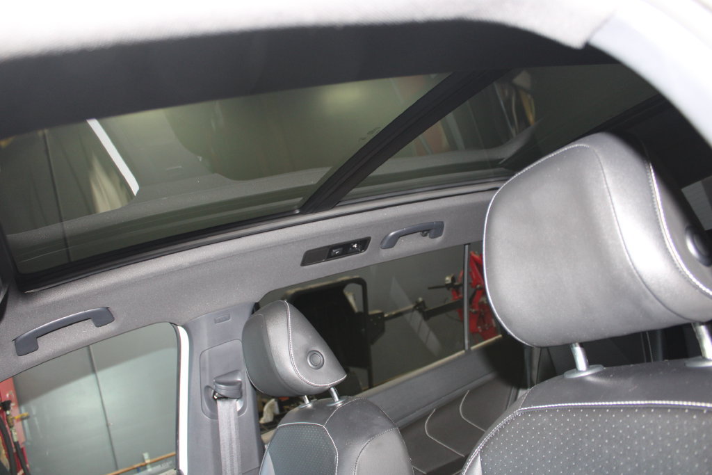 Used 2024 Volkswagen Tiguan SE R-Line AWD/4WD image 25