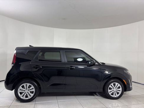 Used 2023 Kia Soul LX image 6
