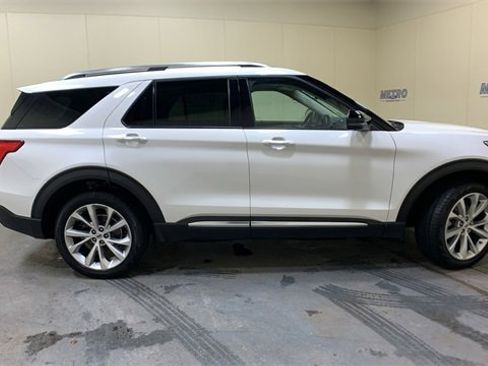 Certified 2023 Ford Explorer Platinum w/ Technology Package image 2