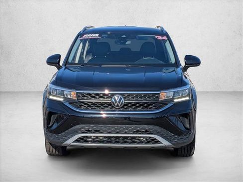 Used 2024 Volkswagen Taos SE image 2