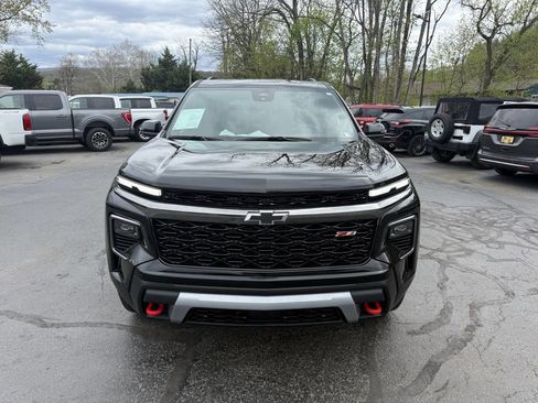 Used 2025 Chevrolet Traverse Z71 image 3