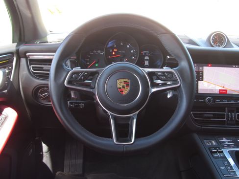 Used 2020 Porsche Macan Base image 26