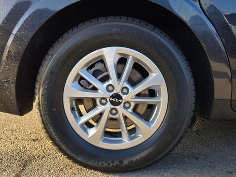 Certified 2024 Kia Carnival LX image 17