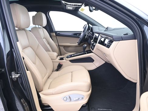 Certified 2024 Porsche Macan image 23