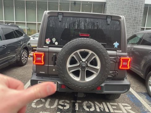 Used 2019 Jeep Wrangler Unlimited Sahara image 6