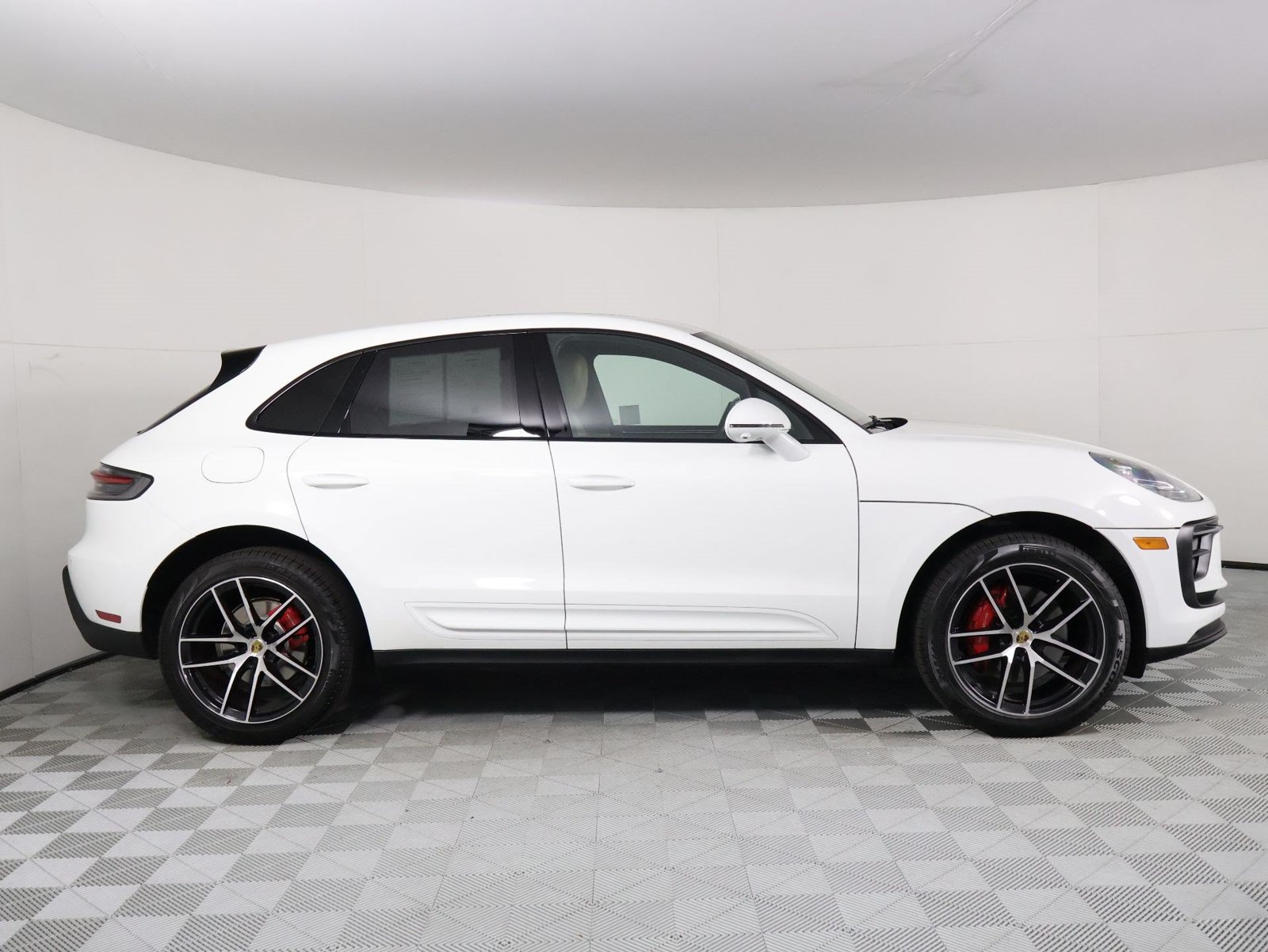 Certified 2022 Porsche Macan S AWD/4WD image 8