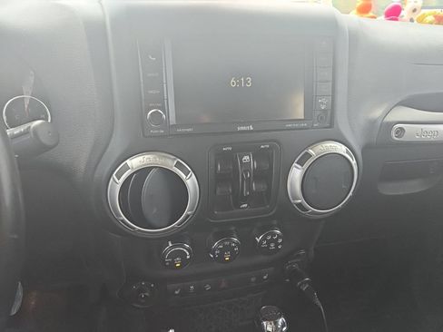 Used 2015 Jeep Wrangler Unlimited Sahara w/ Connectivity Group AWD/4WD image 8