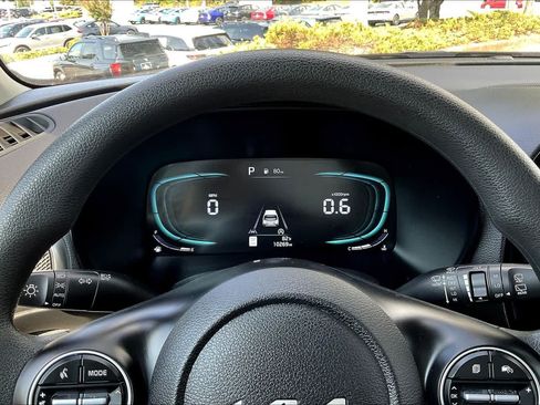 Used 2025 Kia Soul LX w/ LX Technology Package FWD image 25