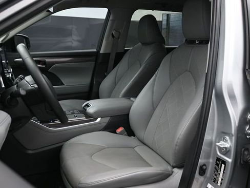 Used 2023 Toyota Highlander Platinum image 9